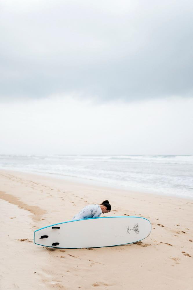 Surfbrett am Strand von Ahangama an einem bewölkten Morgen