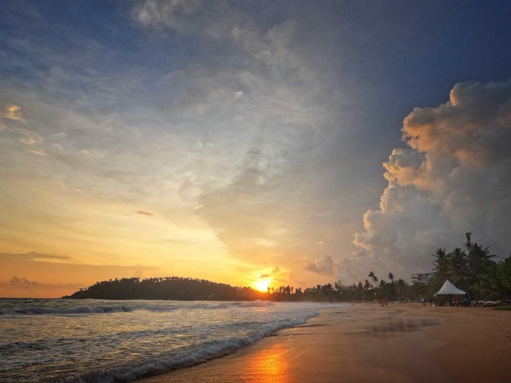 Sonnenuntergang an einem Strand an der Südküste bei Mirissa