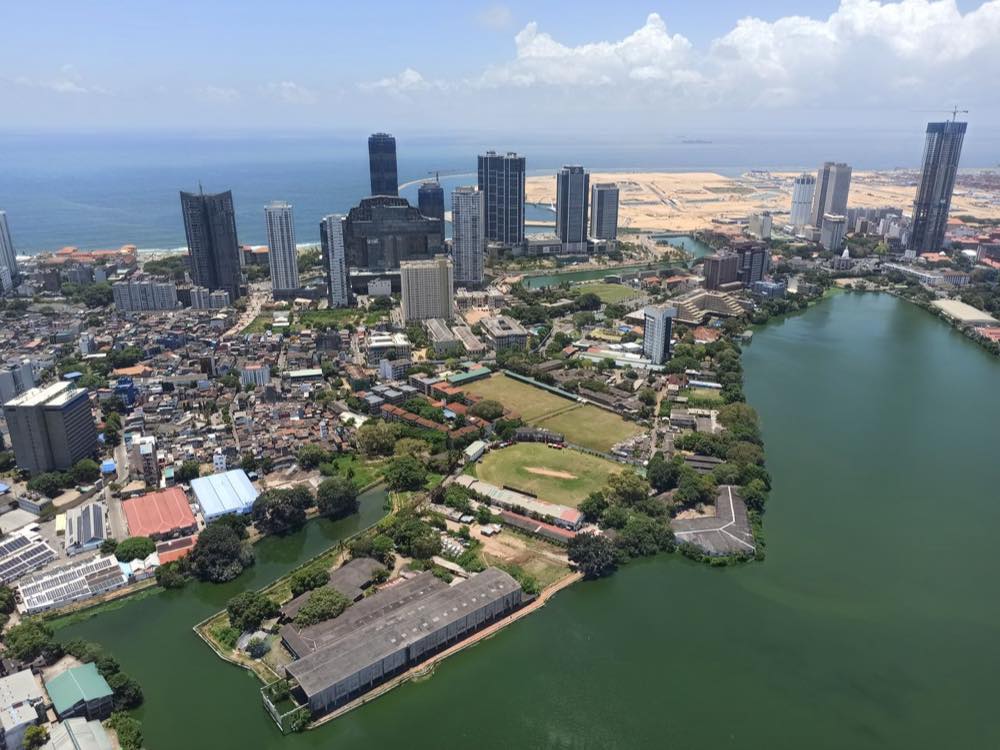 Vue aérienne du lac Beira et des tours du centre de Colombo