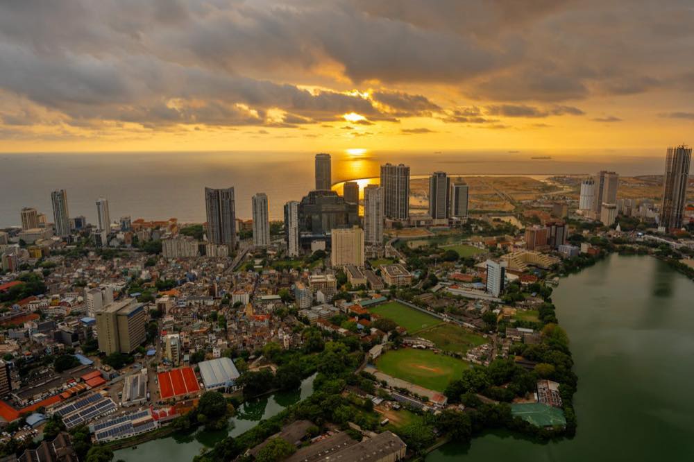 La skyline de Colombo et le lac Beira au coucher du soleil