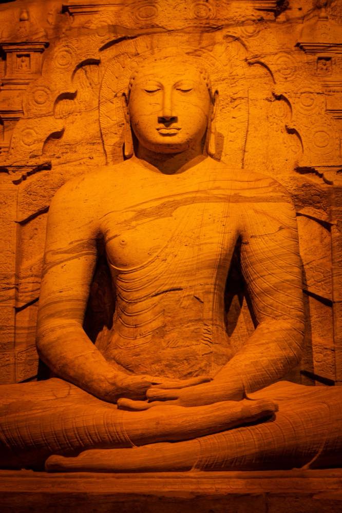波隆纳鲁瓦石窟寺（Gal Vihara）岩壁上雕刻的坐佛