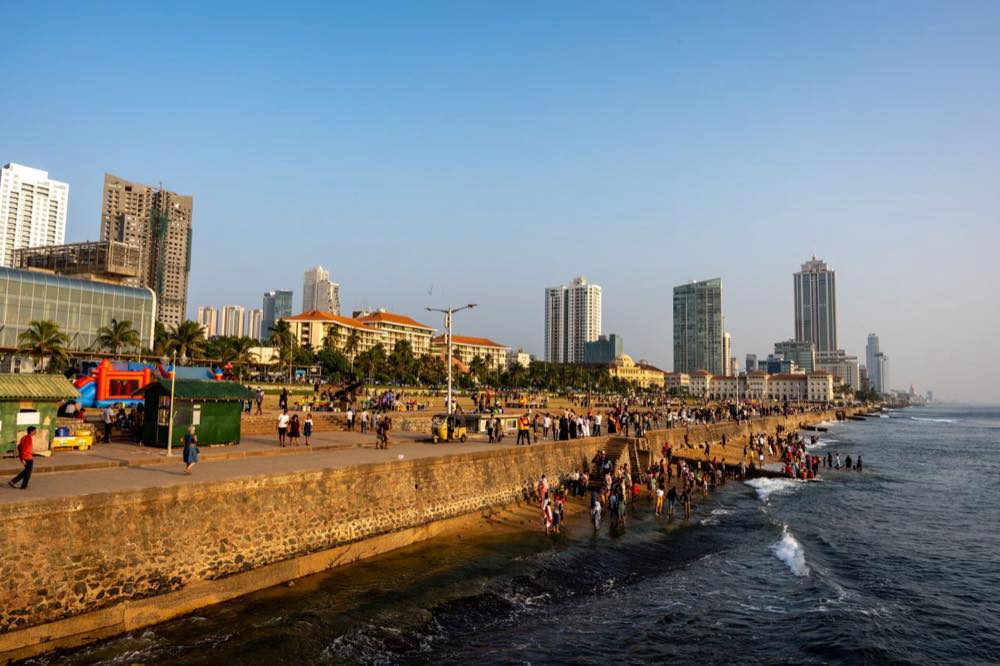 Foule du soir sur la promenade de Galle Face Green à Colombo