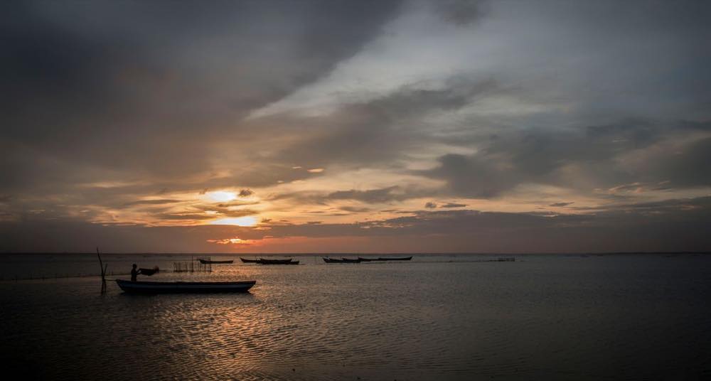 Bateaux à l’ancre au coucher du soleil au large de Jaffna