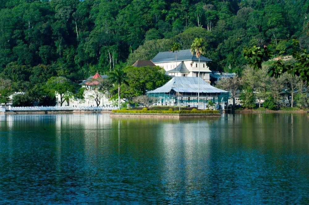被森林环绕的康提湖与湖畔建筑