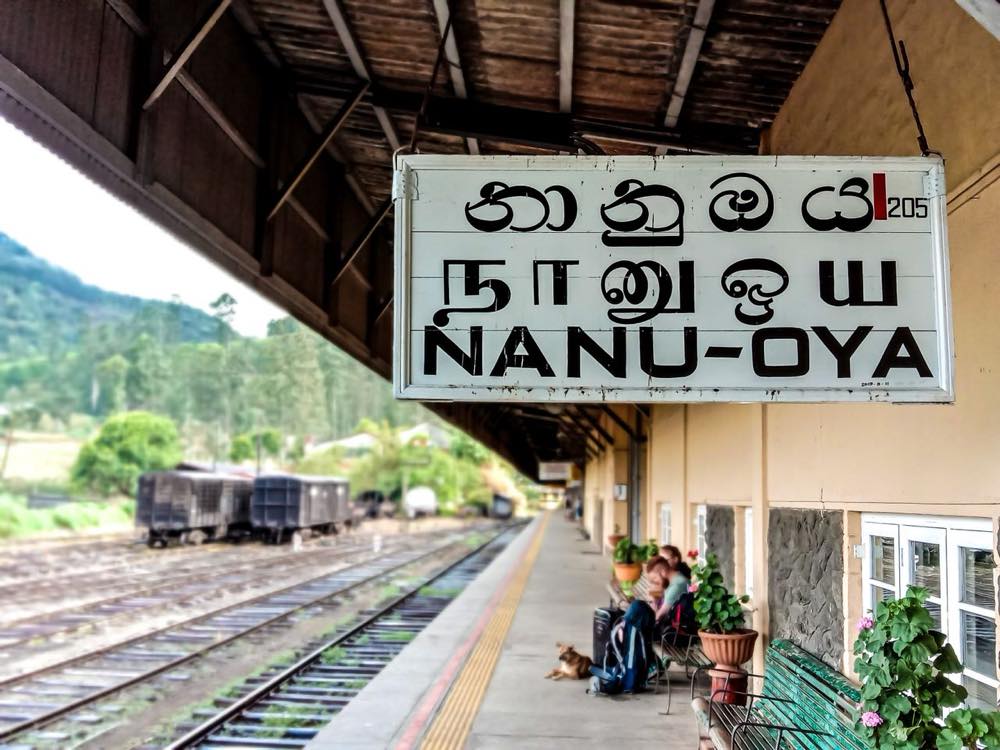 Quai et panneau trilingue de la gare de Nanu Oya, porte d’entrée de Nuwara Eliya