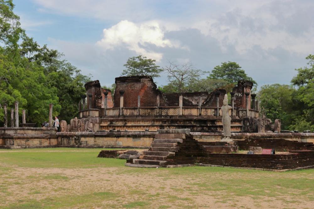 古城波隆纳鲁瓦的石砌寺庙遗址