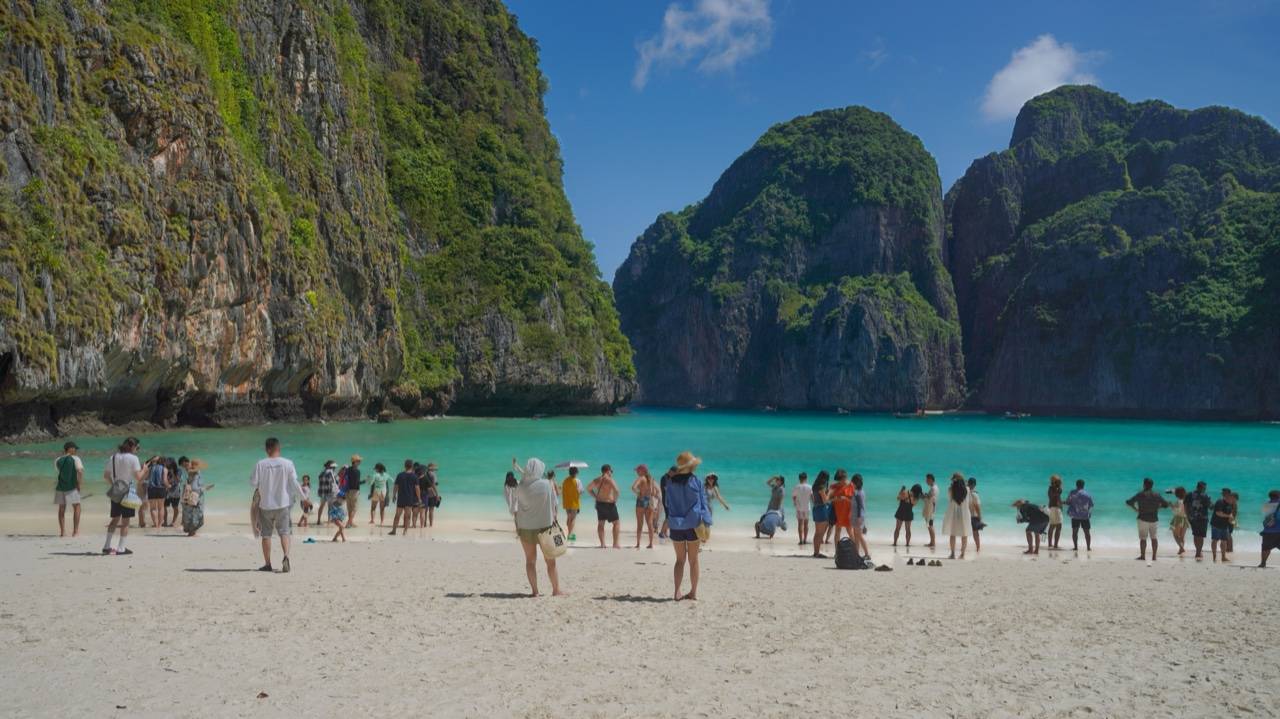 Visitors on beach with turquoise water - Sri Lanka passes 1.4 million tourist arrivals 2026